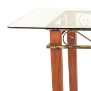 mesa-em-madeira-com-tampo-de-vidro-e-odornos-em-dourado