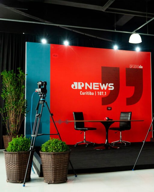 🎥 Mais um cenário pensado para valorizar experiências audiovisuais com sofisticação.

Projeto para: @gruporicpr e @jovempannewscuritiba

#CarlaBergonse #LocaçãoDeMobiliário #Audiovisual #Cenografia #Gruporic #JPNews #Produção