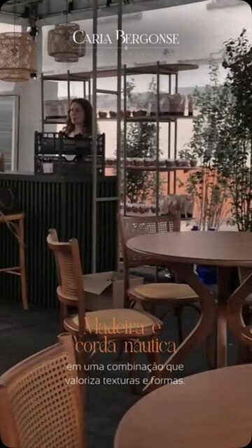 Madeira, corda náutica e diferentes texturas dão o tom da decoração e ambientação desenvolvidas pela Carla Bergonse para o Empreendimento Cena Passeio, da Incorporadora IPBL.✨

O projeto reúne cadeiras de telinha, mesas de madeira, luminárias e novas peças do nosso acervo, com destaque para os móveis que combinam a naturalidade da madeira ao desenho da corda náutica.

Uma seleção que explora materiais, formas e acabamentos em uma proposta contemporânea e cheia de personalidade.

📲 Conheça o acervo Carla Bergonse e descubra novas possibilidades para o seu projeto.

#carlabergonse #empreendimentocena #mobiliarioparaeventos #decoracao #ambientação