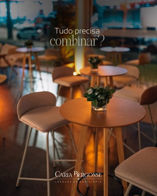 Madeira com metal, linhas retas com formas curvas e peças clássicas ao lado de desenhos contemporâneos.​

​Misturar referências pode criar combinações interessantes quando existe equilíbrio entre formas, materiais e proporções.​

​O resultado não precisa seguir uma única linguagem para fazer sentido. ✨​

​É justamente nas diferentes possibilidades de combinação que um acervo diverso ganha ainda mais possibilidades.​

​📲 Entre em contato e conheça nossos mobiliários!​

​#carlabergonse #mobiliarioparaeventos #locacaodemobiliario #designparaeventos #decoracaodeeventos #eventoscuritiba