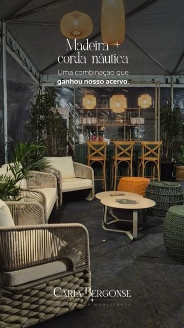 A madeira encontra a textura da corda náutica em peças que valorizam a naturalidade dos materiais e o desenho contemporâneo.​

​Uma combinação presente entre as novidades do nosso acervo e que merece ser vista de perto. ✨​

​📲 Fale com nossa equipe e consulte os modelos disponíveis.​

​#carlabergonse #cordanautica #moveisdemadeira #mobiliarioparaeventos #designparaeventos #locacaodemobiliario #eventoscuritiba