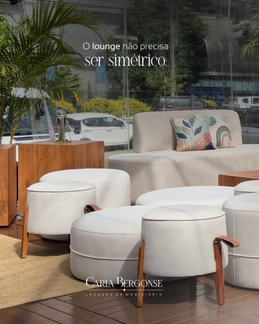 Sofás de um lado, poltronas em posições diferentes, pufes criando novos pontos de apoio.​

A simetria não precisa ser uma regra na hora de montar um lounge. Explorar volumes, formatos e posições pode deixar o conjunto mais dinâmico e menos previsível. ✨​

O resultado está no equilíbrio entre as peças, mesmo quando elas não seguem a mesma lógica de disposição.​

​📲 Planejando o mobiliário do seu evento? Converse com a Carla Bergonse.​

​#carlabergonse #lounges #mobiliarioparaeventos #locacaodemobiliario #eventoscuritiba